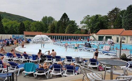 Explore the story and charm of Pontypridd Lido, the restored open-air swimming pool in Pontypridd, Wales. Learn how to get there, where to eat, and what makes it special