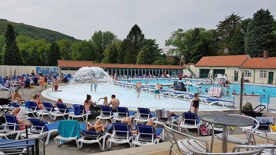 Explore the story and charm of Pontypridd Lido, the restored open-air swimming pool in Pontypridd, Wales. Learn how to get there, where to eat, and what makes it special