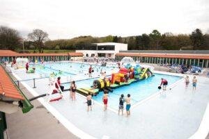 Pontypridd Lido – A Modern Welsh Lido with Heritage at its Heart Explore the story and charm of Pontypridd Lido, the restored open-air swimming pool in Pontypridd, Wales. Learn how to get there, where to eat, and what makes it special.
